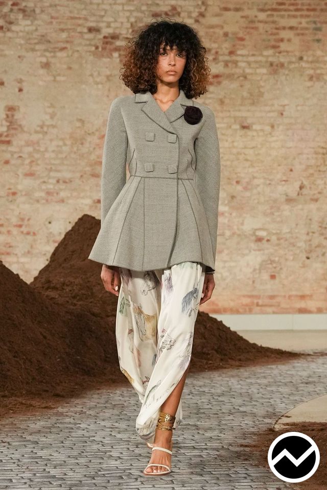 Moschino, FW26 womenswear, Sand, look 6