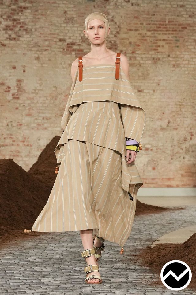 Moschino, FW26 womenswear, Bronze, look 24