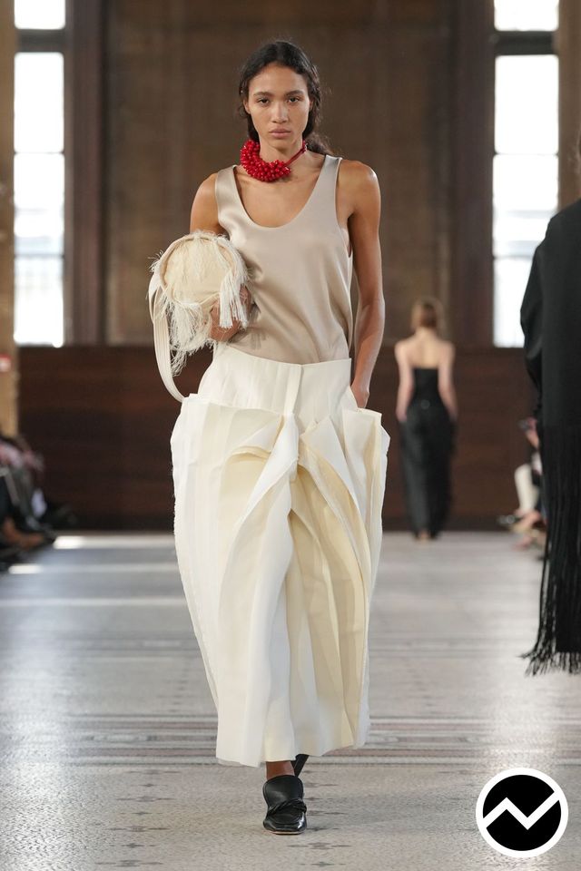 Carven, FW26 womenswear, Sand, look 35
