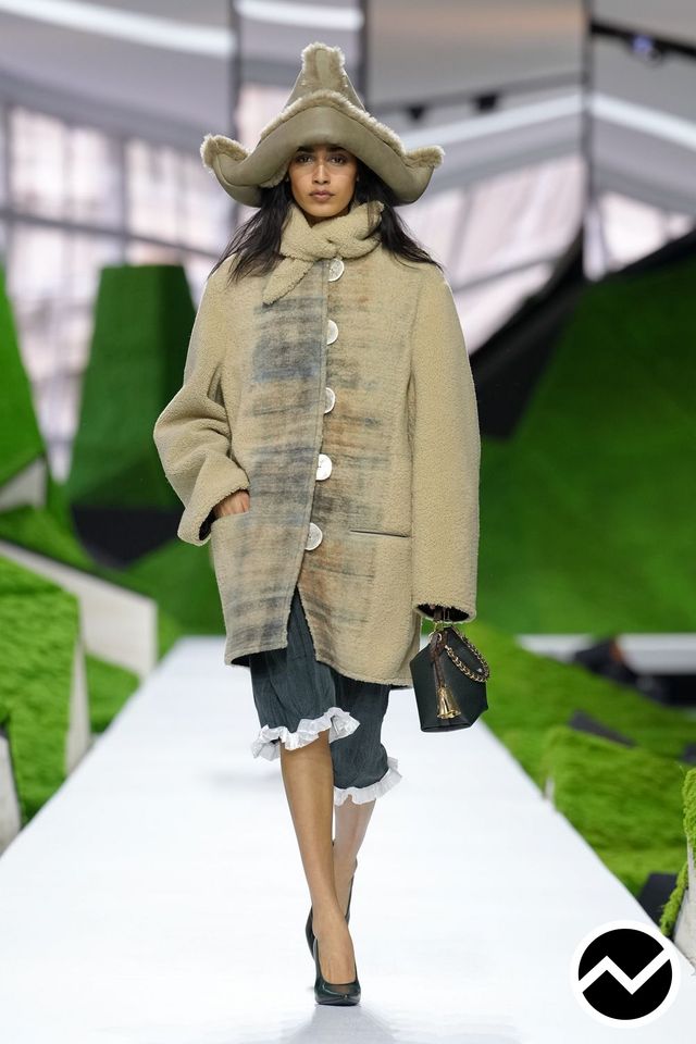 Louis Vuitton, FW26 womenswear, Funnel Coat, look 32
