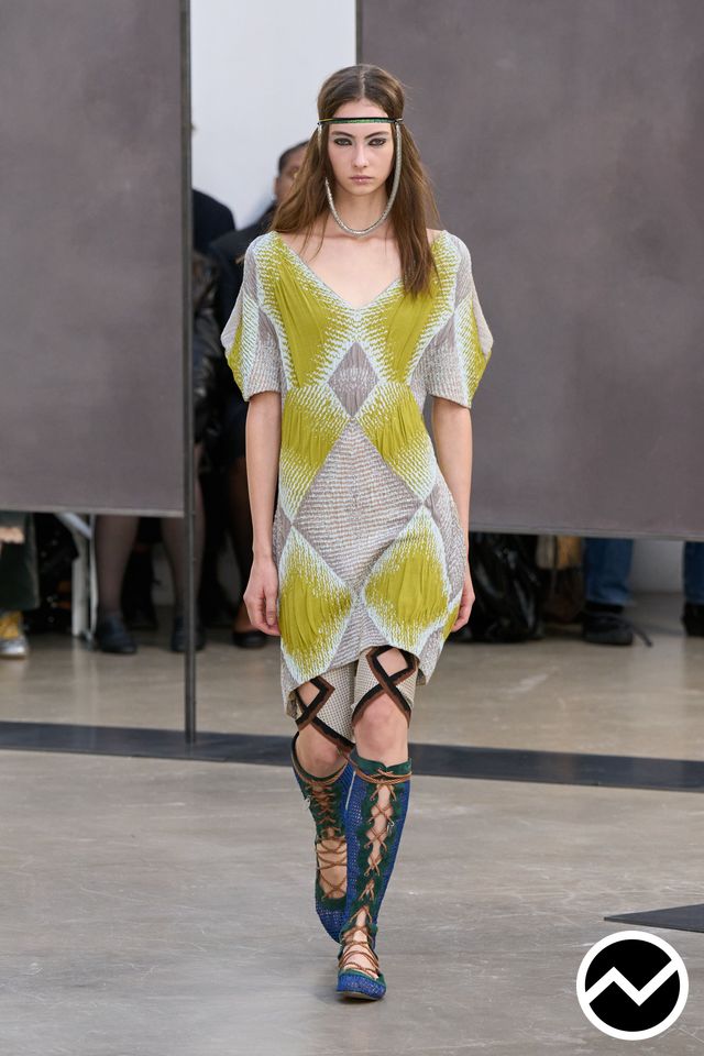 Kiko Kostadinov, SS26 womenswear, Geometric, look 1