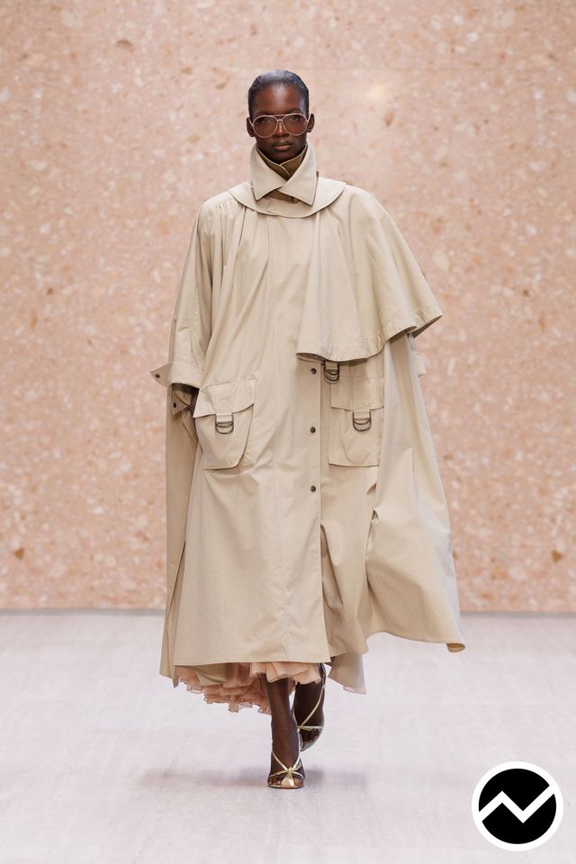 Chloé, SS27 womenswear, Cape Sleeve Coat, look 26