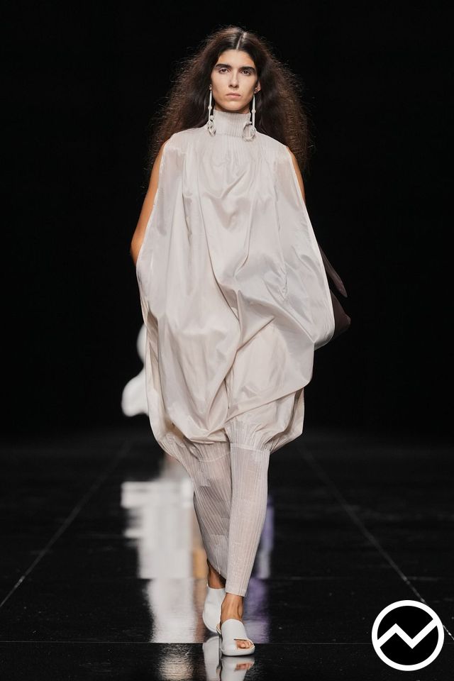 Issey Miyake, SS27 womenswear, Batwing Sleeve Dress, look 30
